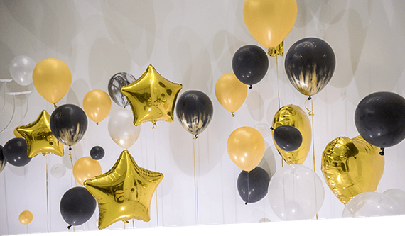 Ballons dorés et noirs gonflés à l'hélium